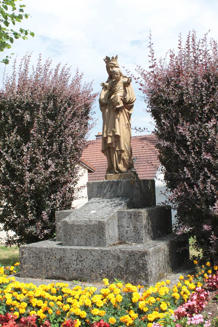 statue